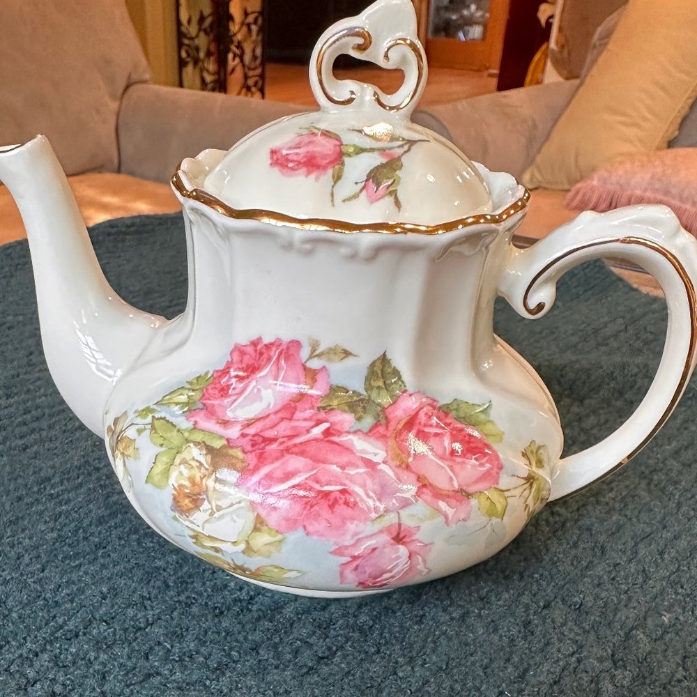 VTG, RARE- Victoria's Garden China Teapot Roses, $25